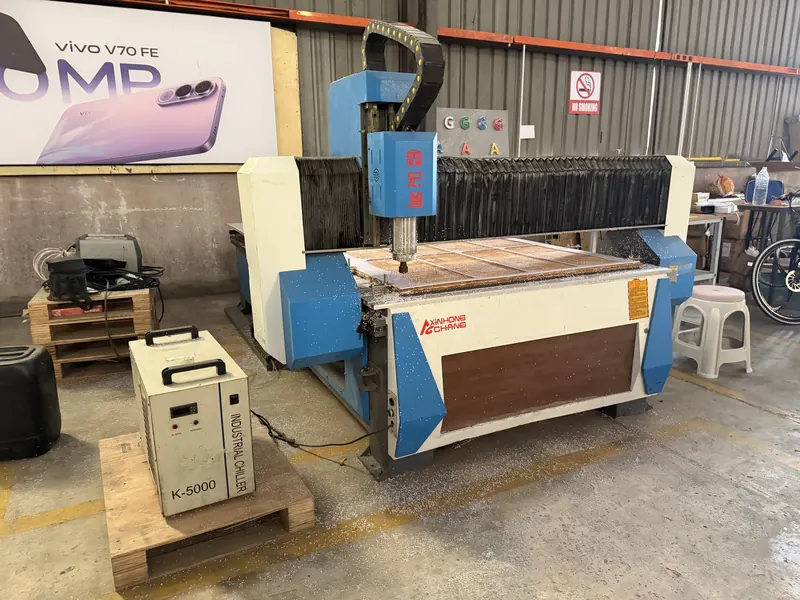 CNC router for cutting acrylic and ACP panels